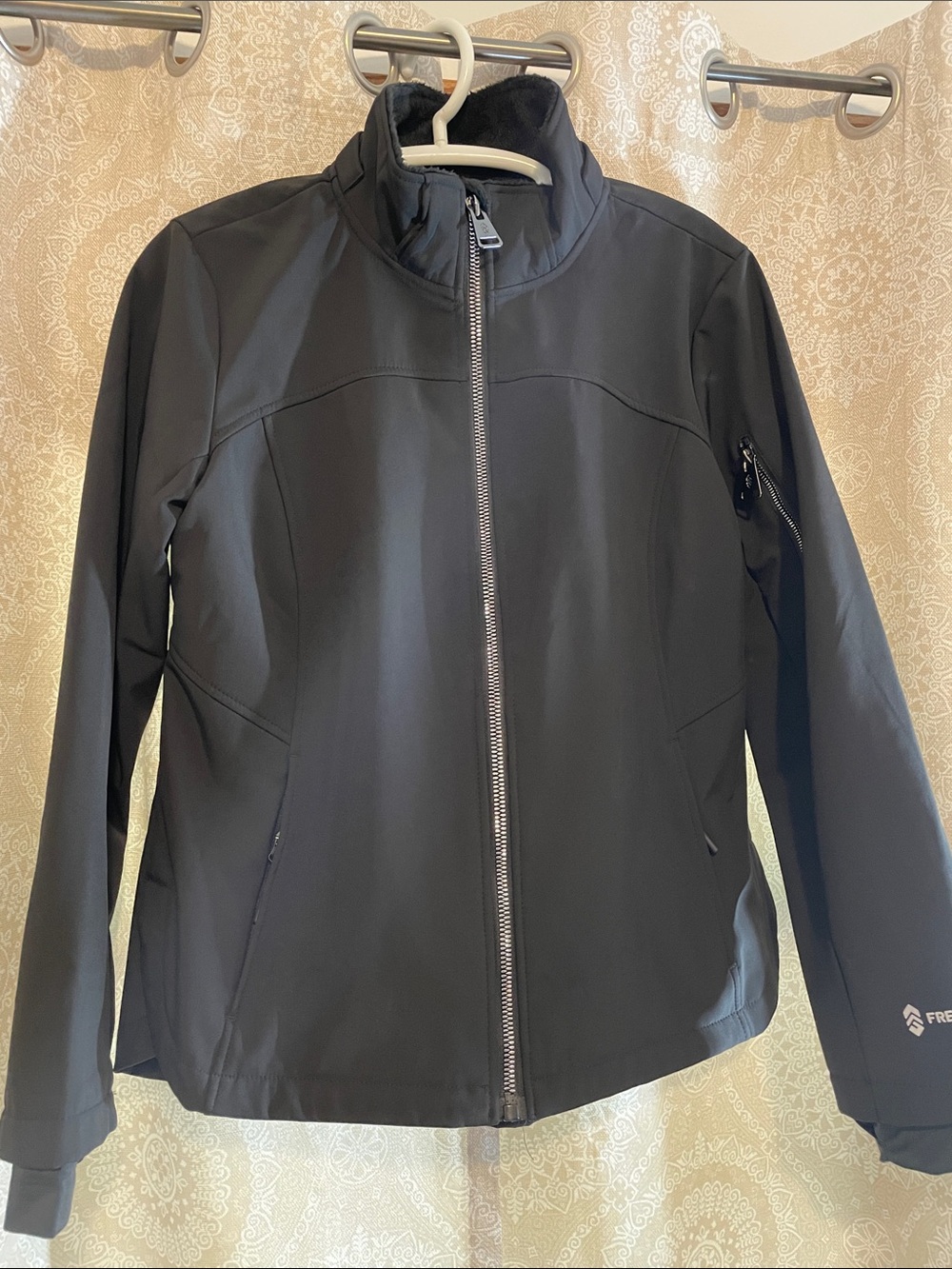 Women's Large Black Zip-Front Softshell Jacket.